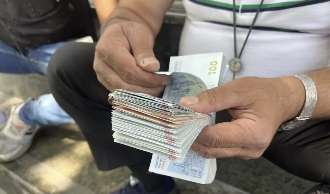 在伊朗首都德黑蘭的黑市，筆者正在見證一場貨幣交易