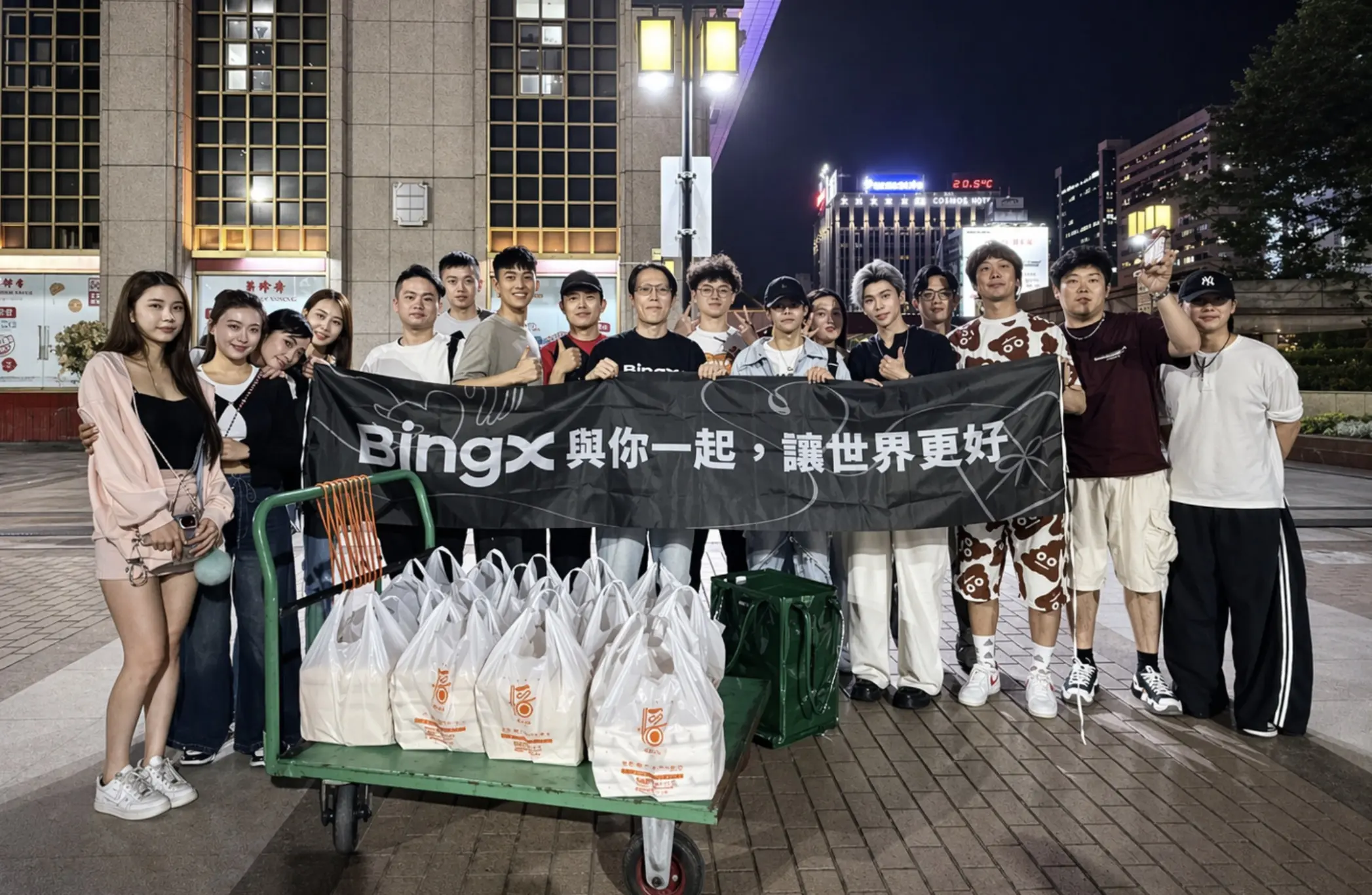 BingX 於台北車站發放公益愛心便當，以實際行動關懷街頭弱勢族群