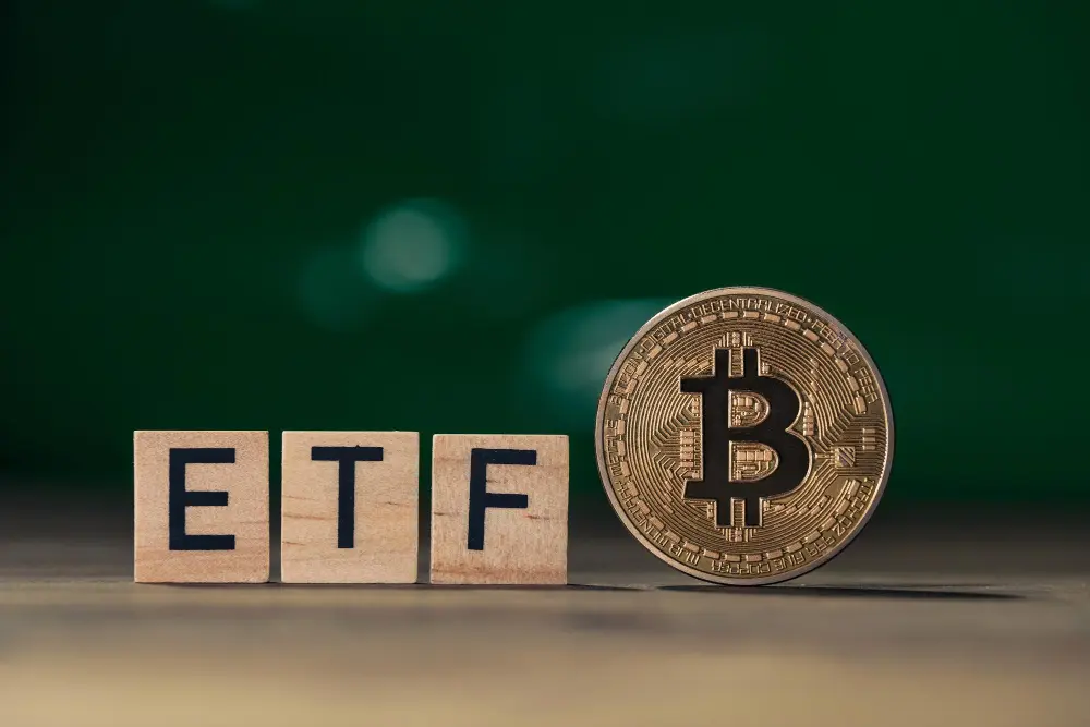 比特幣 ETF 連續流出 44 億創紀錄，資金時隔三週首次回流