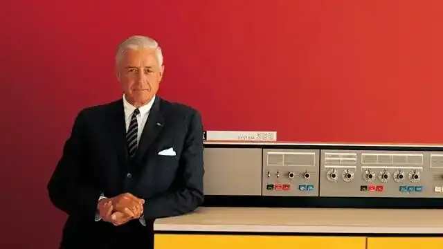 1964 年，IBM 執行長托馬斯・沃森二世與一台 System/360 電腦合影