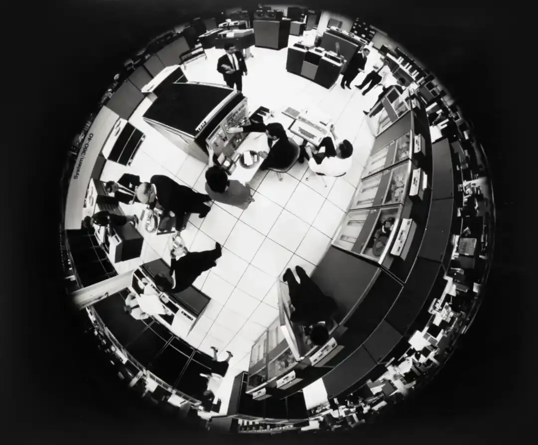 1964 年，人們在 System/360 組件間工作